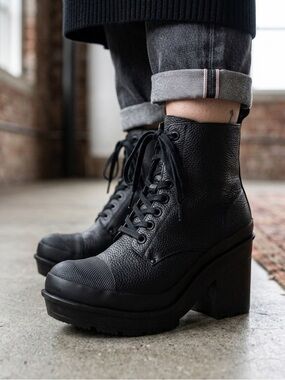 Hunter Pebbled Leather Women’s Lace up Boots, size 8, Excellent Condition